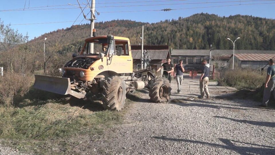 Autoutilitara de tip unimog a fost lovită de tren