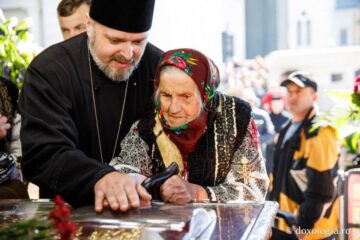 Dora Gheață, în vârstă de 101 ani, a fost decorată de Mitropolitul Teofan FOTO doxologia.ro