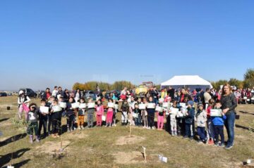 500 de voluntari au participat la o acțiune de împădurire a 2,5 hectare de teren defrișat la Adâncata