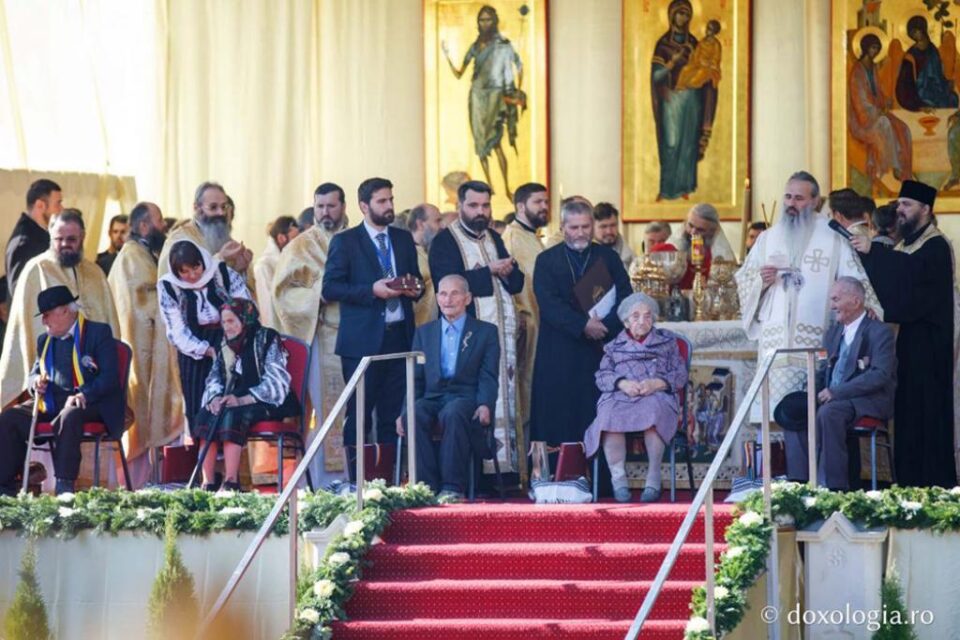 Dora Gheață a primit din partea Mitropolitului Teofan cea mai înaltă decorație a Mitropoliei Moldovei și Bucovinei, „Crucea Moldavă”. Foto: Doxologia.ro