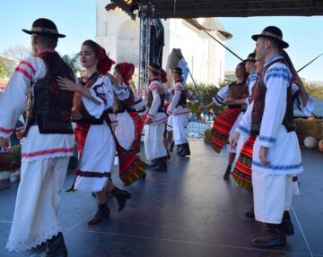 La Fălticeni, cântec popular, patriotic și fanfare