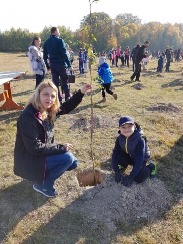 500 de voluntari au participat la o acțiune de împădurire a 2,5 hectare de teren defrișat la Adâncata
