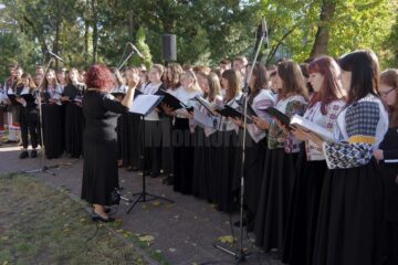 Corul mixt "Vivat Musica" de la Colegiul de Artă „Ciprian Porumbescu”, coordonat de prof. Iulia Buraciuc