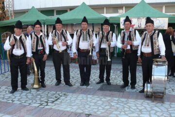 La Fălticeni, cântec popular, patriotic și fanfare