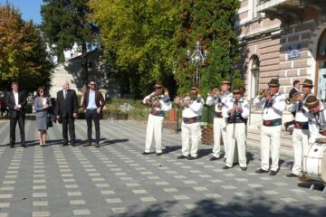 Festivalul a început în fața Primăriei Fălticeni, unde o parte din fanfarele participante au prezentat câte un mic spectacol