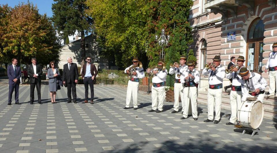 Festivalul a început în fața Primăriei Fălticeni, unde o parte din fanfarele participante au prezentat câte un mic spectacol