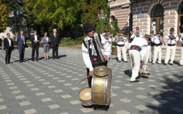 La Fălticeni, cântec popular, patriotic și fanfare