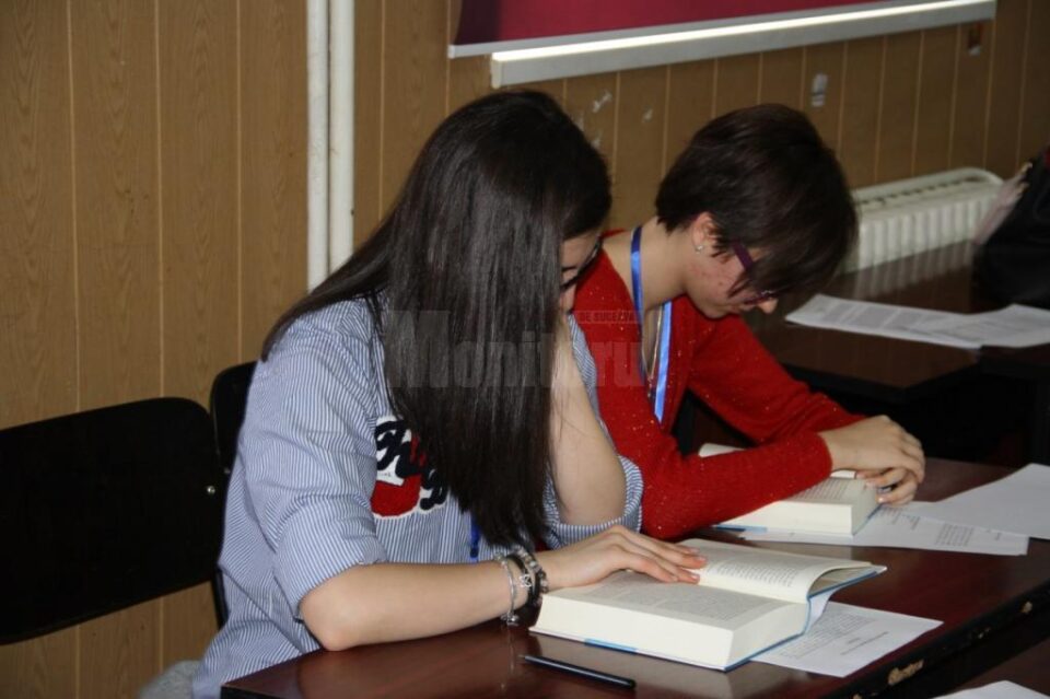 Elevii au posibilitatea de a studia timp de doi ani într-o școală britanică