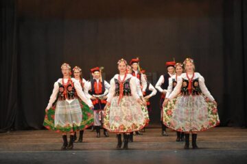 Un artist polonez fără mâini a pictat cu degetele de la picioare, pe scena Casei de Cultură Gura Humorului