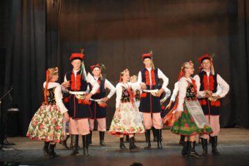 Un artist polonez fără mâini a pictat cu degetele de la picioare, pe scena Casei de Cultură Gura Humorului