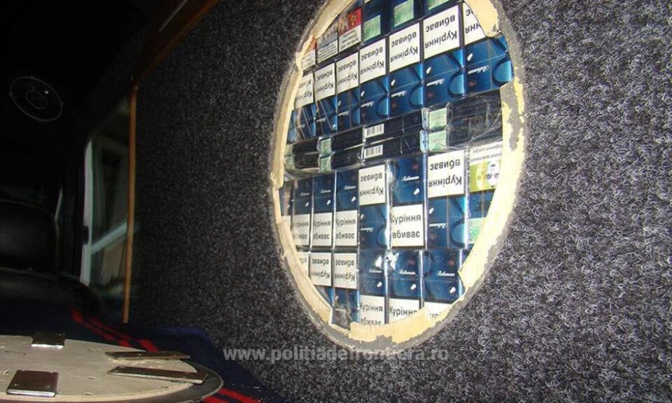 Microbuz cu pereți „dublați” cu țigări, confiscat în Vama Siret