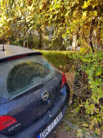Un giurgiuvean s-a trezit cu cauciucurile dezumflate, după ce a blocat cu mașina aleea de acces la un bloc din Suceava