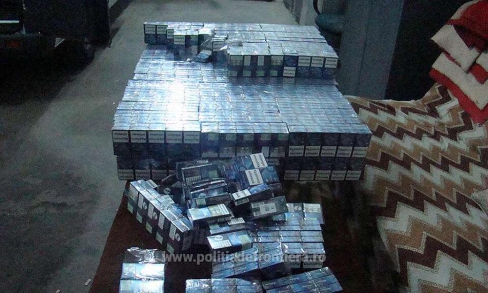 Microbuz cu pereți „dublați” cu țigări, confiscat în Vama Siret