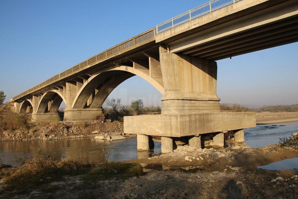 Podul spre Roșcani a fost construit la începutul anilor 60 și a rezistat fără probleme până la o viitura din 2010