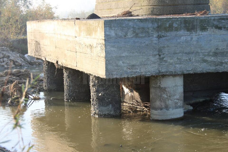 Apa a afectat baza pilei, betonul fiind erodat