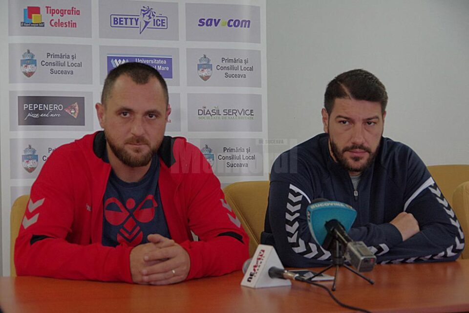 Antrenorul Adrian Chiruț și pivotul Bogdan Șoldănescu sunt încrezători înaintea partidei cu Constanța Antrenorul Adrian Chiruț și pivotul Bogdan Șoldănescu sunt încrezători înaintea partidei cu Constanța