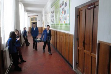Consiliile județene au sarcina de a contracta firme pentru asigurarea derulării programului „Laptele și cornul”