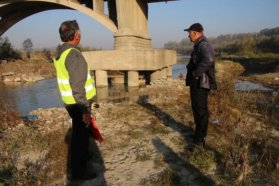 După nenumărate sesizări rămase fără raspuns, localnicii privesc neputincioși cum podul se deteriorează pe zi ce trece