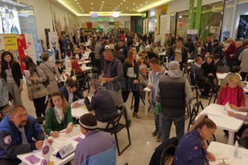 Număr foarte mare de participanți, atât angajatori, cât și persoane aflate în căutarea unui loc de muncă, la Bursa locurilor de muncă pentru absolvenți organizată la Suceava
