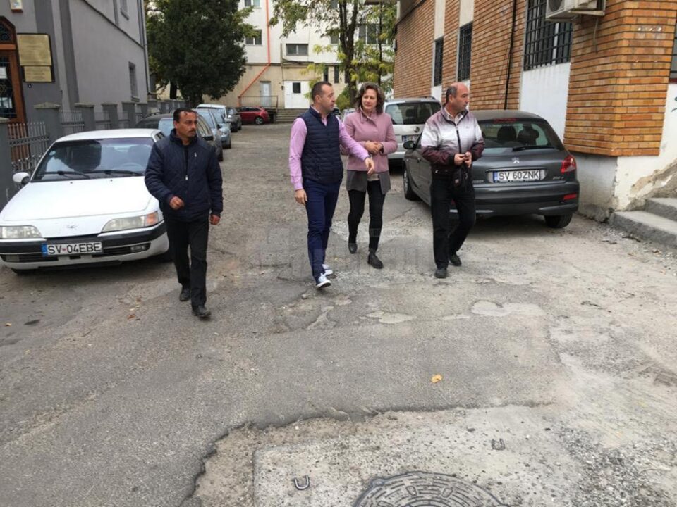 Trotuarele și căile de acces din zona centrală a Sucevei, refăcute în paralel cu strada Curtea Domnească