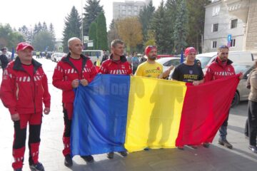 Ștafeta Invictus a fost preluată de salvamontisti și a plecat spre Vatra Dornei