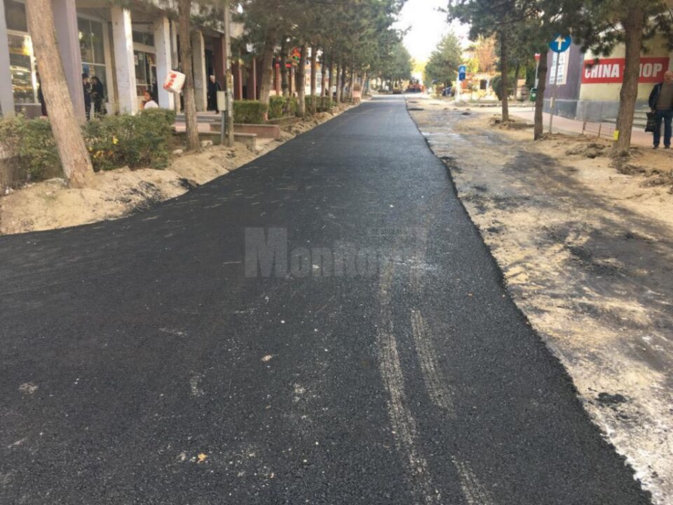 Trotuarele și căile de acces din zona centrală a Sucevei, refăcute în paralel cu strada Curtea Domnească