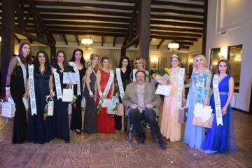 Gheorghe Șerban, directorul Școlii Postliceale de stat, alături de laureatele concursului de Miss