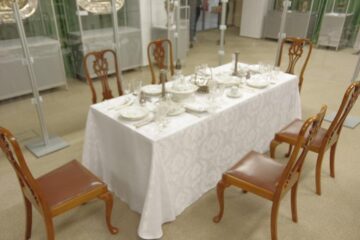250 de piese folosite în ceremonialul meselor familiei regale, expuse la Muzeul Bucovinei
