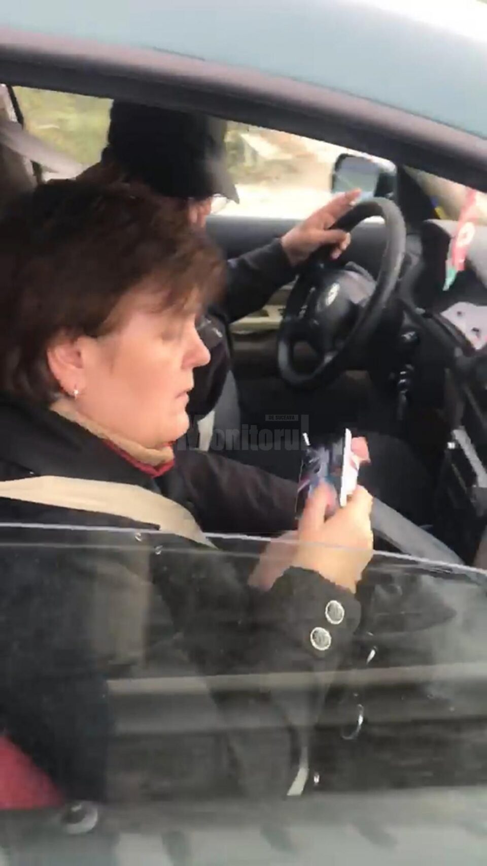 O persoană care a aruncat pe geamul mașinii niște gunoaie, iar acestea i-au fost returnate de Solo Gheorghe