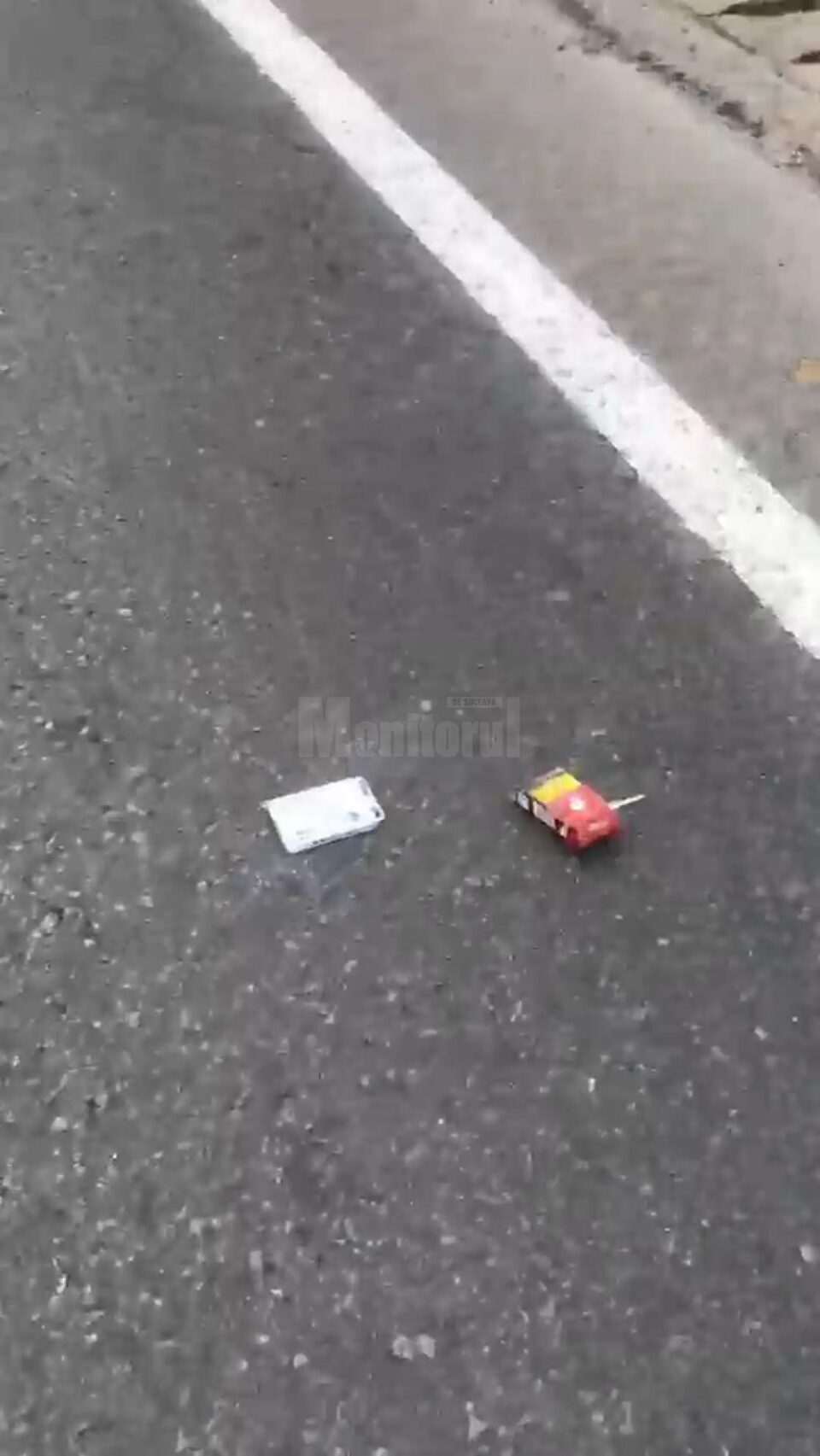 O persoană care a aruncat pe geamul mașinii niște gunoaie, iar acestea i-au fost returnate de Solo Gheorghe
