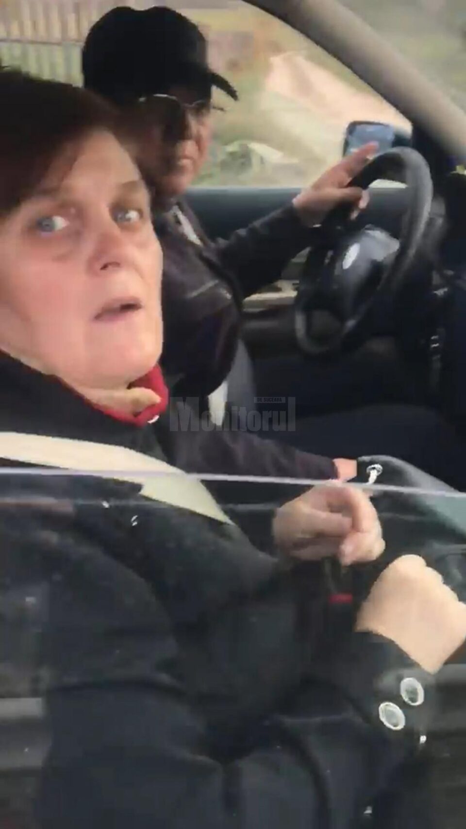 O persoană care a aruncat pe geamul mașinii niște gunoaie, iar acestea i-au fost returnate de Solo Gheorghe