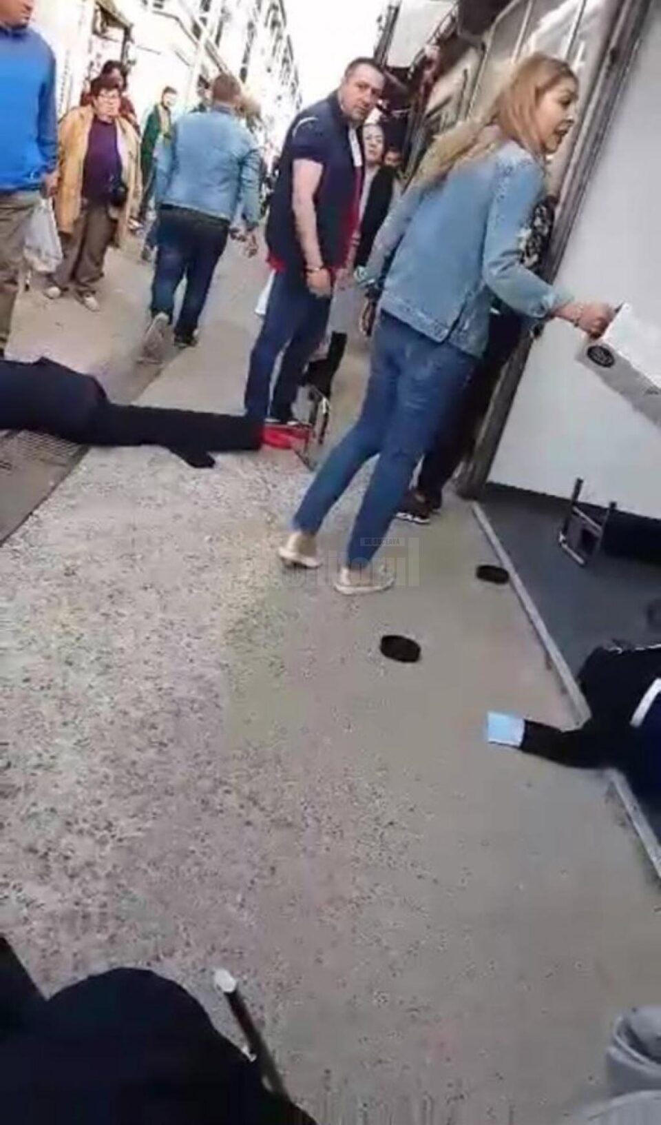 Costumele de haine aruncate pe alee de cei trei romi care făceau scandal