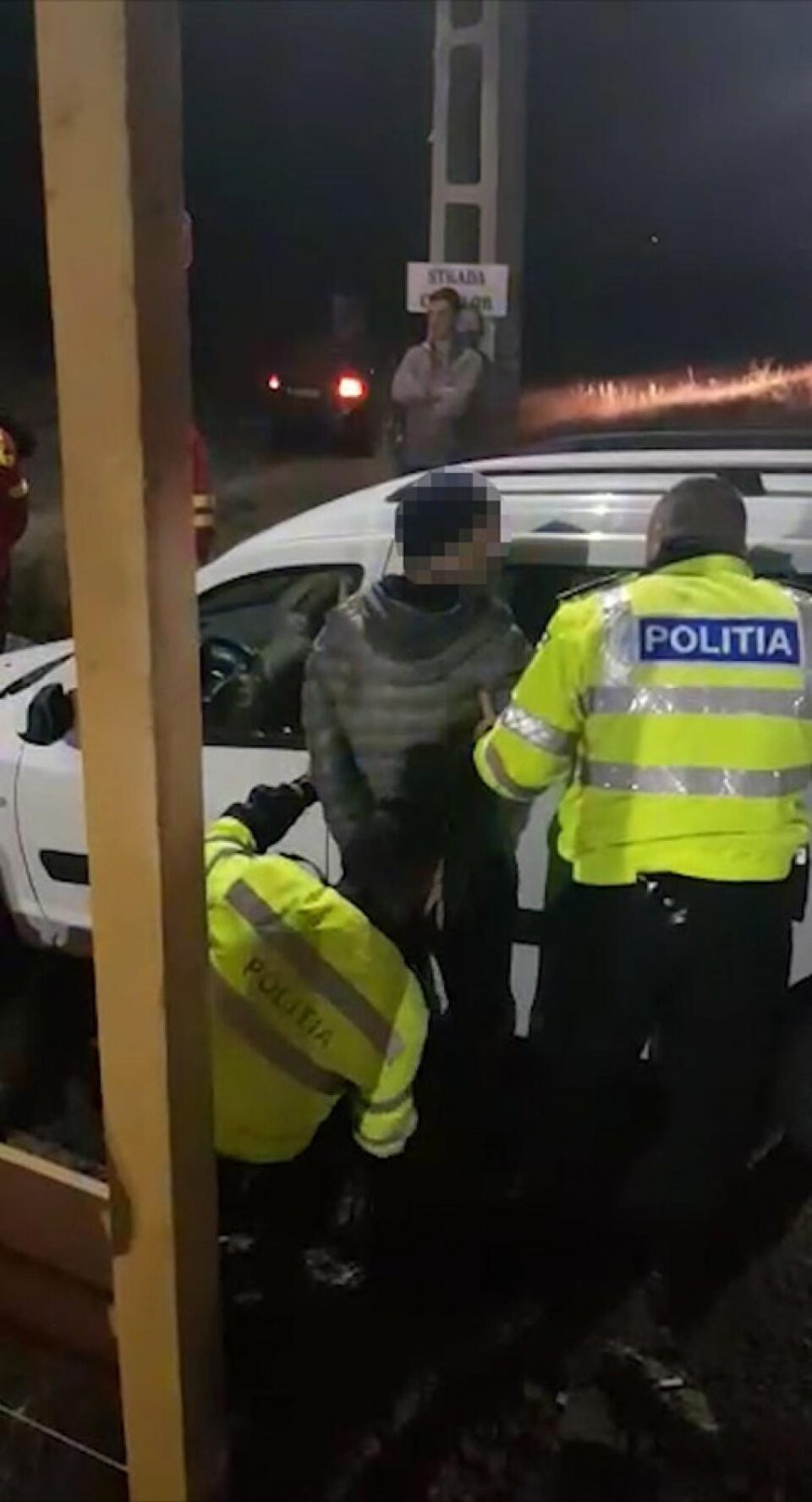 După mai bine de jumătate de oră, șoferul a putut fi dat jos din mașină