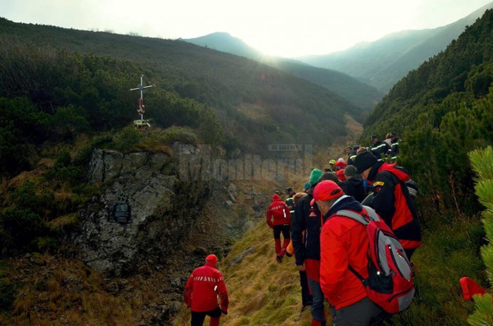 O cruce și o plăcuță comemorativă, montate în zona Poiana Izvoarelor, în memoria victimelor avalanșei de acum un an O cruce și o plăcuță comemorativă, montate în zona Poiana Izvoarelor, în memoria victimelor avalanșei de acum un an