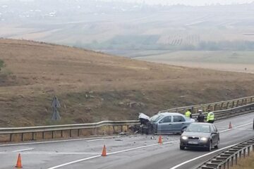 Una din mașinile implicate în accident