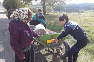 Au fost realizate 2.000 de plăcuțe reflectorizante, ce urmează să fie montate în mod gratuit pe vehiculele cu tracțiune animală