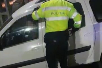 Tânărul stătea efectiv cu motorul pornit și ușile încuiate fără a comunica