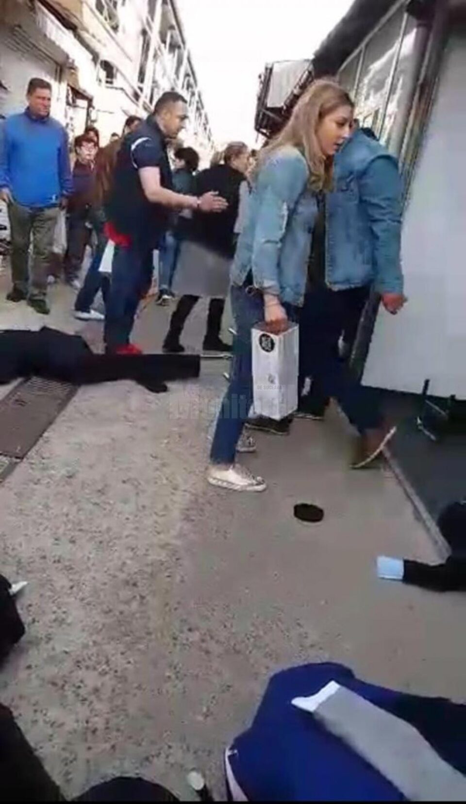 Costumele de haine aruncate pe alee de cei trei romi care făceau scandal