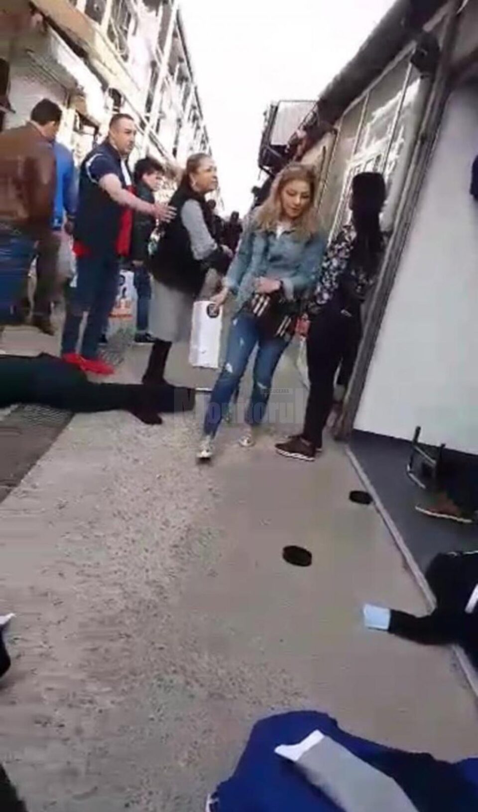 Costumele de haine aruncate pe alee de cei trei romi care făceau scandal