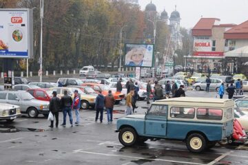 Peste 30 de autoturisme de epocă au fost expuse duminică, 21 octombrie, în parcarea din centrul municipiului Rădăuți