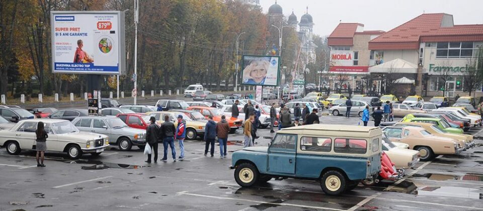 Peste 30 de autoturisme de epocă au fost expuse duminică, 21 octombrie, în parcarea din centrul municipiului Rădăuți Peste 30 de autoturisme de epocă au fost expuse duminică, 21 octombrie, în parcarea din centrul municipiului Rădăuți