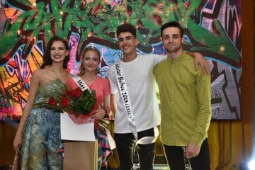Iulia Badale și Rareș Silviu Carază (mijloc) - Miss și Mister Boboc la Liceul ,,Ion Luca” Vatra Dornei