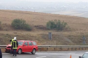 Cele două mașini implicate în accident