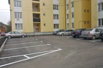 Primăria Câmpulung Moldovenesc a amenajat locuri de parcare noi în mai multe cartiere din municipiu