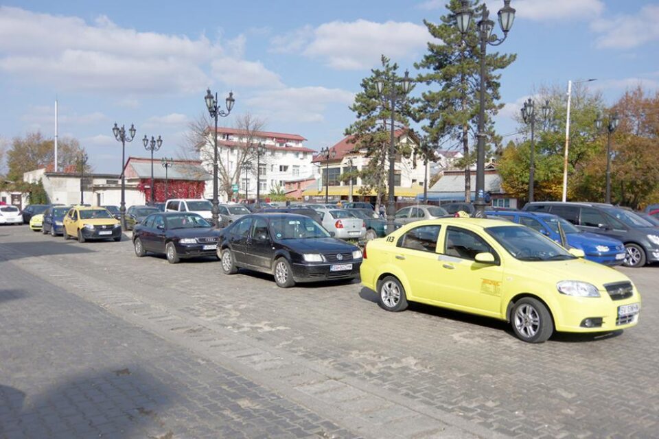 Taximetriștii nu mai au dreptul de a revendica vreun loc din parcarea gării
