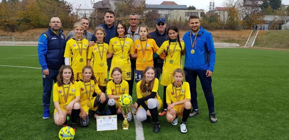 Fetele de la Bistrița au fost premiate de organizatori pentru triumful de la turneul final Fetele de la Bistrița au fost premiate de organizatori pentru triumful de la turneul final