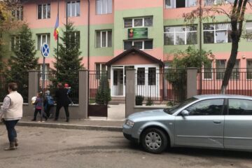 Părinții vin în grabă să-și ia copiii de la grădiniță