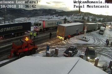 DN 17, pe Mestecăniș, blocat de un autocar care nu a mai putut înainta ( www.webcamromania.ro )