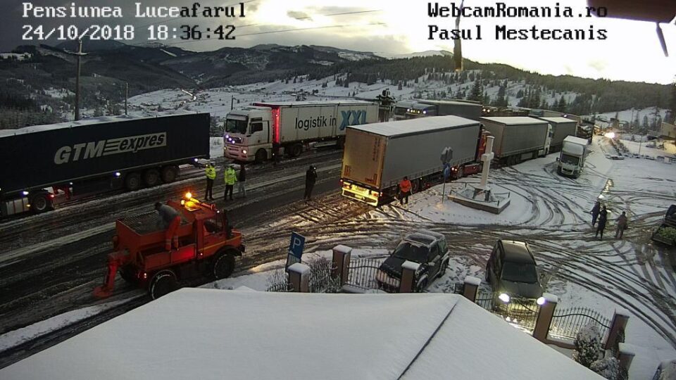 DN 17, pe Mestecăniș, blocat de un autocar care nu a mai putut înainta ( www.webcamromania.ro )
