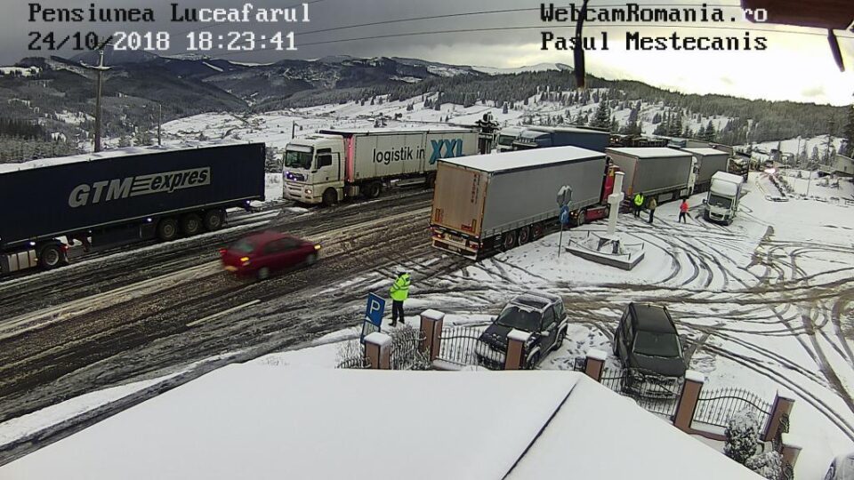 DN 17, pe Mestecăniș, blocat de un autocar care nu a mai putut înainta ( www.webcamromania.ro )